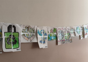 Na fotografii znajduje się wystawa plakatów.