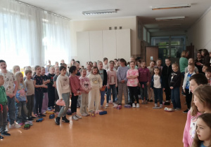 Na zdjęciu widać uczniów, którzy wspólnie śpiewają piosenkę.