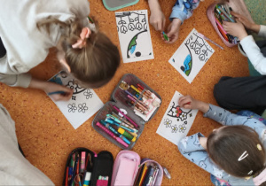 Na zdjęciu widać uczniów, wykonujących plakaty.