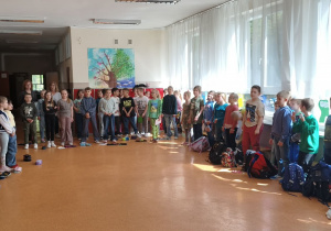 Na zdjęciu widać uczniów, którzy wspólnie śpiewają piosenkę.