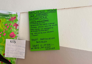 Na zdjęciu widać plakat, przygotowany przez uczniów.