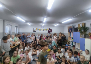 Na zdjęciu widać uczniów, którzy oglądali przedstawienie.