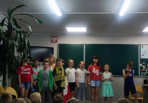 Na zdjęciu znajdują się aktorzy.