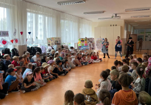 Na zdjęciu widać społeczność klas 1-3