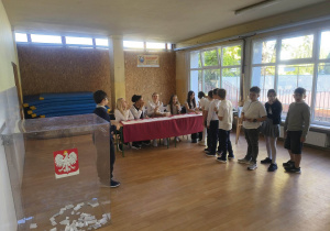 Na zdjęciu widać komisję oraz wyborców.