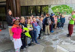 Na fotografii znajdują się uczniowie kl.2a oraz opiekunowie i przewodnik.