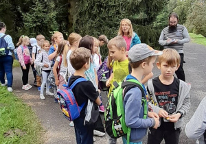 Na fotografii znajdują się uczniowie podczas spaceru po Ogrodzie Botanicznym.