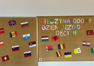 Na zdjęciu znajduje się wystawa flag różnych krajów.