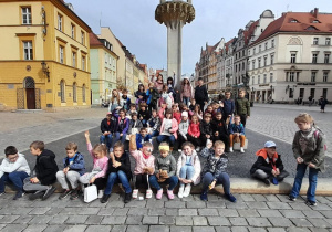 Na zdjęciu widać uczestników wycieczki na wrocławskim rynku.