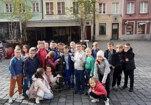 Na zdjęciu widać uczestników wycieczki na wrocławskim rynku.