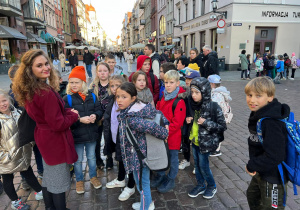 Na zdjęciu widać uczniów znajdujących się na toruńskiej ulicy.