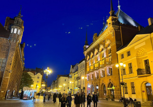 Na zdjęciu widać uczniów znajdujących się na toruńskiej ulicy.