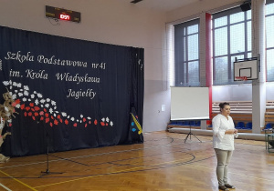 Na zdjęciu widać panią wicedyrektor, przemiawiającą do uczniów klas 1-3.