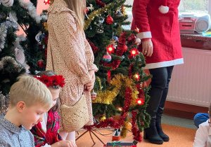 Na zdjęciu widzimy laureatów konkursu wokalnego, podczas ich występu