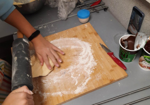 Na zdjęciu widać ucznia, podczas pracy - przygotowania ciasta na rogaliki.
